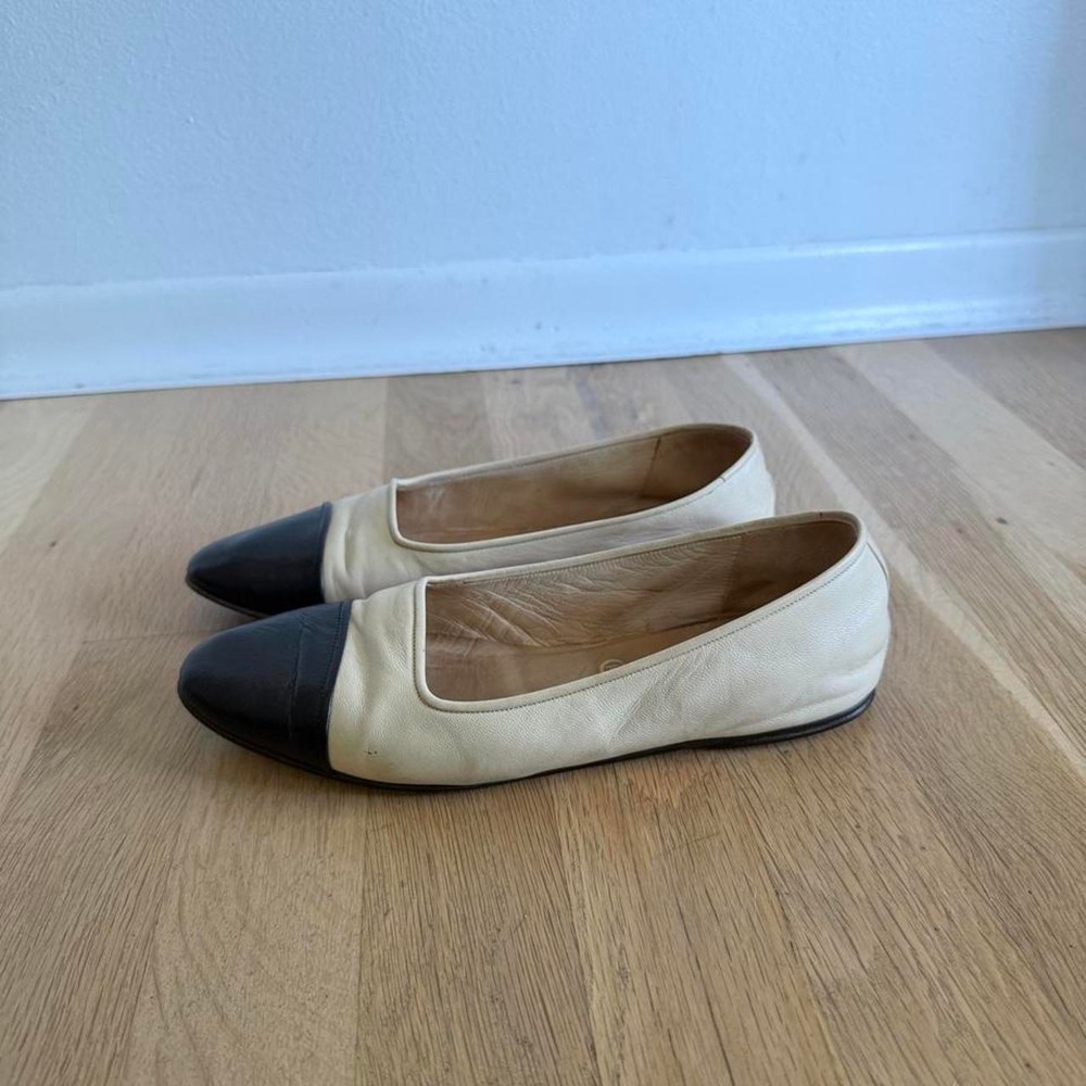 Chanel authentic black and beige leather ballet flats with black cap toe - Picture 7 of 8